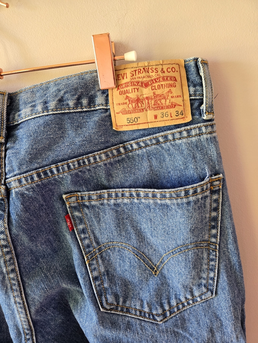 Levi's 550 Relaxed Fit Jeans Medium Wash 36x34 (Measures 35x33)👖✨ - Picture 4 of 14
